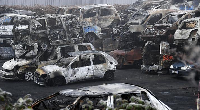 Fransa'da yılbaşı gecesi 200'den fazla araç yakıldı! 20 polis memuru yaralandı