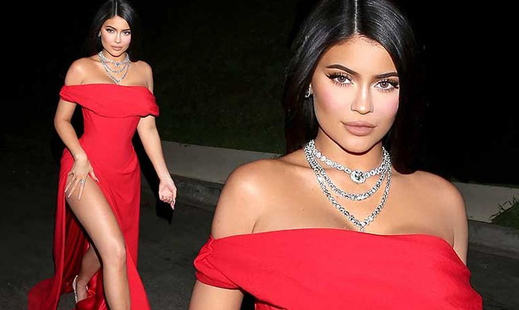 Kozmetik milyarderi Kylie Jenner, makyajsız sokağa fırladı