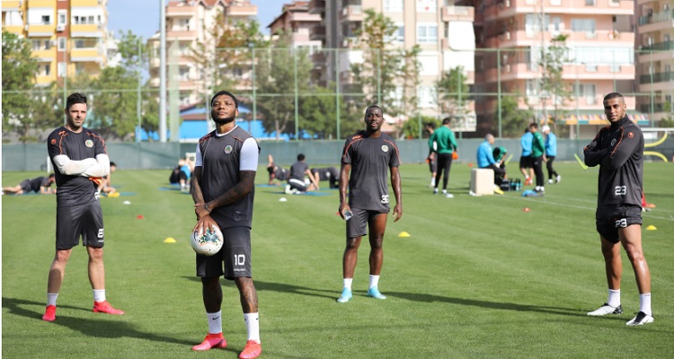 Aytemiz Alanyaspor, tesislerinde çalışmalarını gruplar halinde sürdürüyor