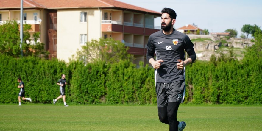 Hes Kablo Kayserispor kalecisi İsmail Çipe, antremanda attığı golle alkış aldı