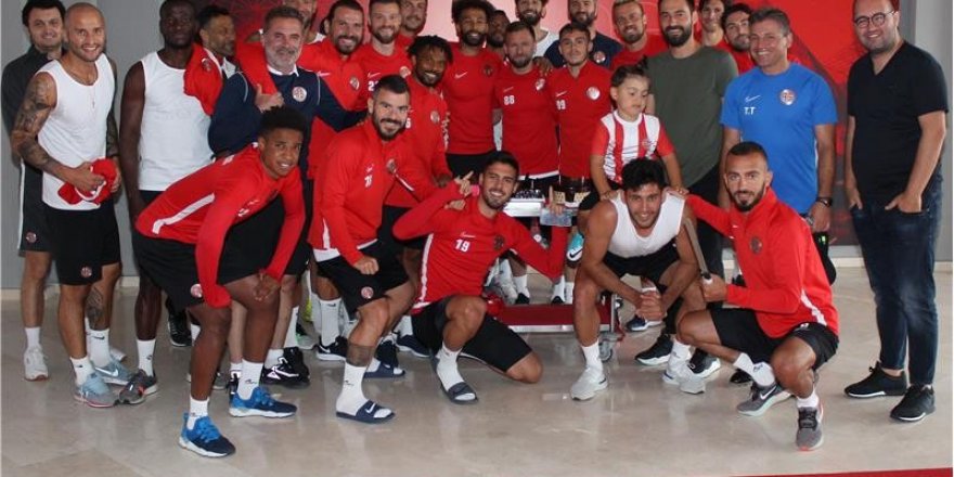 Spor Toto Süper Lig ekiplerinden Antalyaspor 3 futbolcusunun doğum gününü kutladı