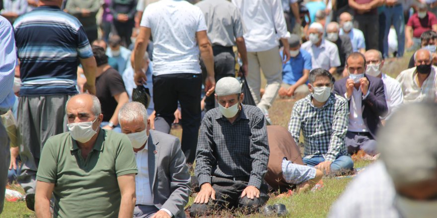 Cuma namazı futbol sahasında kılındı! Sosyal mesafe dikkat çekti