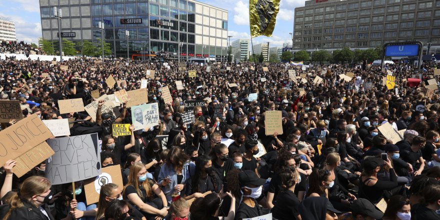 Almanya’da ABD’de George Floyd’un polis öldürülmesi ile binlerce kişi protestoya katıldı