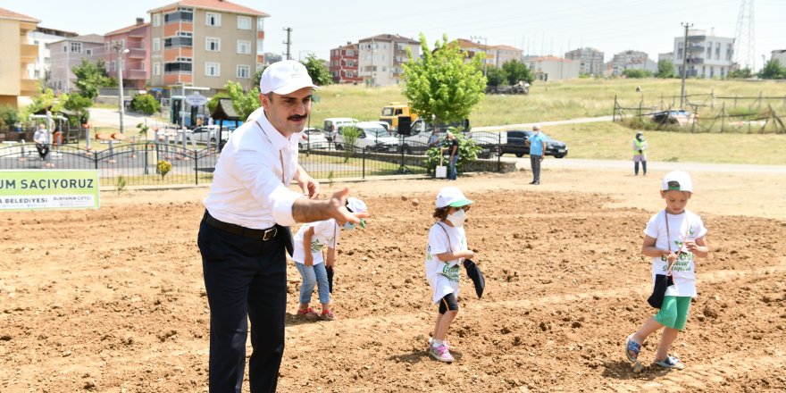 Çayırova Belediye Başkanı Çiftçi, çocuklarla fidan dikti