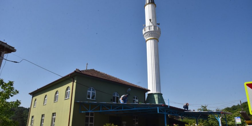 İzmit Belediyesi Çayırtarla Camii cemaatine sundurma montajı yapıldı