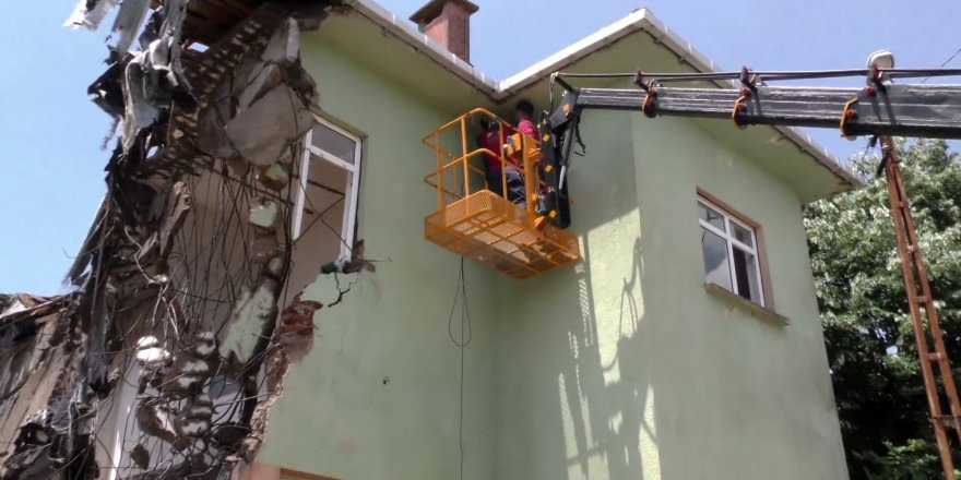 Pendik’te Yavru kırlangıçlar yıkımı durdurdu