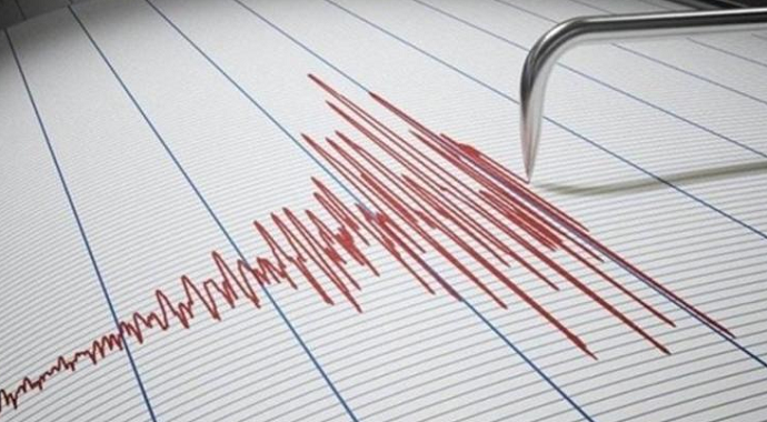 Akhisar'da meydana gelen 4.8 büyüklüğündeki deprem sonrası  bina çöktü
