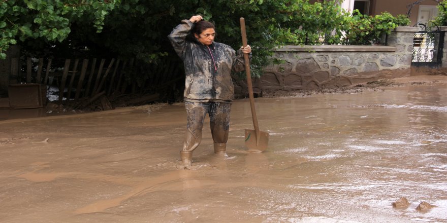 Erzincan'da sağanak sonrası dereler taştı