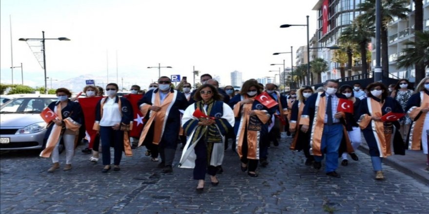 İzmir Demokrasi Üniversitesinden geleneksel halegetirdiği “Demokrasi Yürüyüşü”