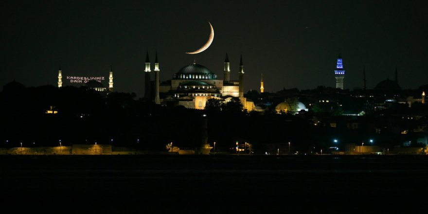 Ayasofya Camii ile hilalin buluştuğu kareler görenleri mest etti