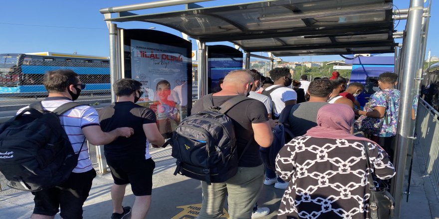 İstanbul'da metrobüs durağında dikkat çeken yoğunluk