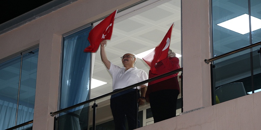 İzmir semaları İstiklal Marşı ile inledi