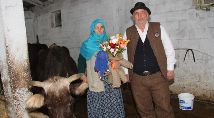 Erzurum’un Oltu ilçesinde 42 yıllık eşine ahırda Sevgililer Günü sürprizi