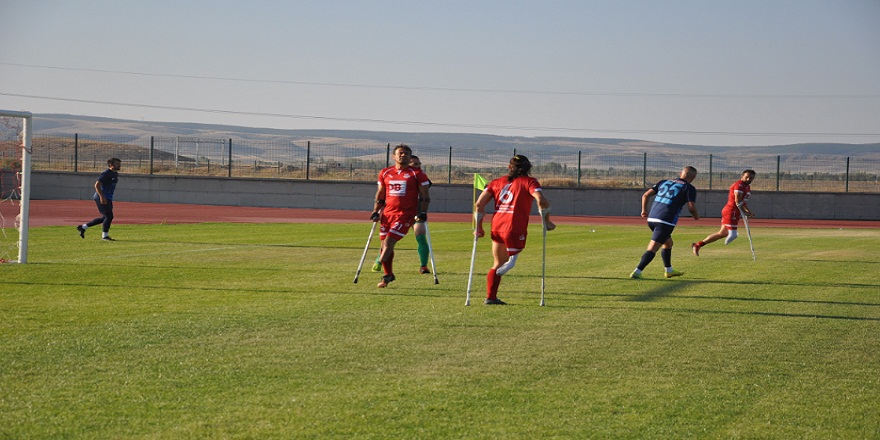 Ankara Demirspor ve Baltalı Grup Denizli Engelliler Spor Kulübü gösteri maçı 3-3 skorla dostluk kazandı