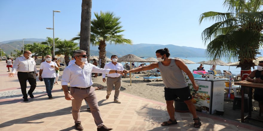 Başkan Mehmet Oktay, turistlere maske dağıttı