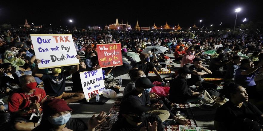 Tayland’da  binlerce kişi hükümet ve monarşi karşıtı protesto düzenledi