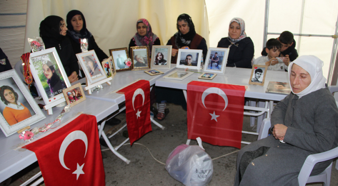 HDP önündeki evlat nöbetine 3 aile daha katıldı