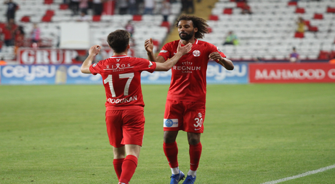Antalyaspor'da Nazım Sangare sahalara dönüyor