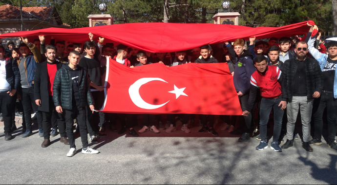 kütahya öğrencilerinden İdlib şehitleri için Türk bayraklı yürüyüş