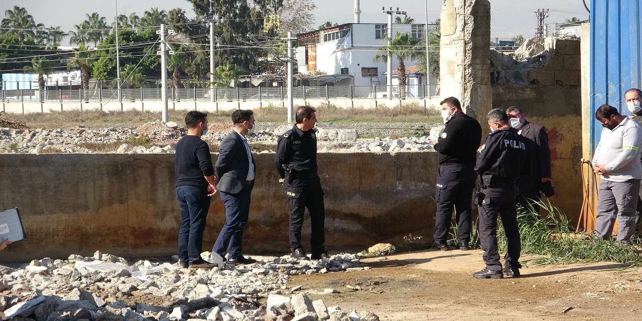 Mersin Akdeniz'de yarısı suya batmış halde erkek cesedi bulundu