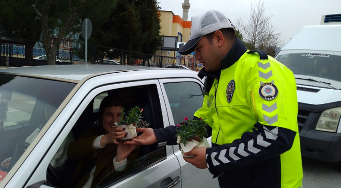 Manisa polisinden kadın sürücülere çiçek sürprizi