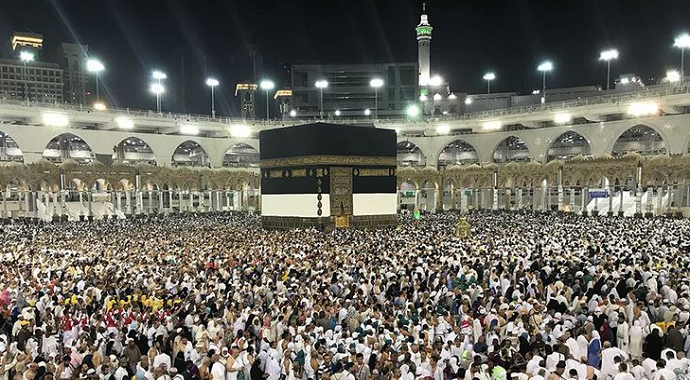 Suudi Arabistan'da Kabe ve Mescid-i Nebevi cemaatle namaz askıya alındı